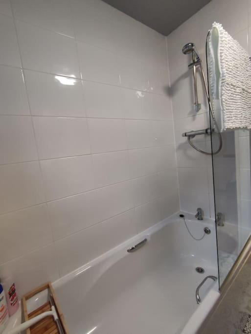 Appartement Flat With Balcony. Parking Included. Edinburgh